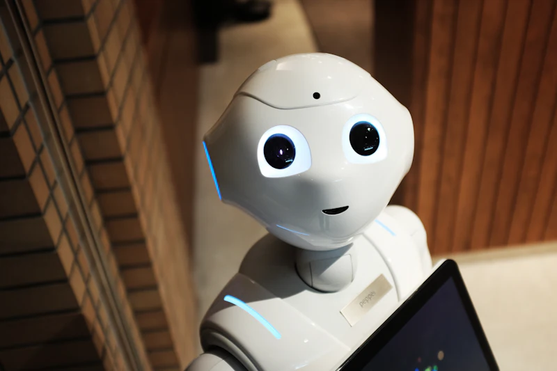 Bijela robotska ruka u proizvodnom okruženju